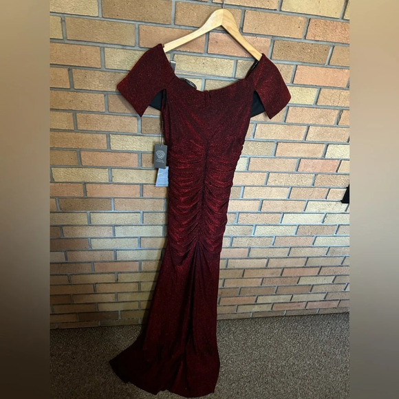 NWT Vince Camuto Women's Off-The-Shoulder Ruched Gown Shimmer Red Size 6 - Picture 6 of 7